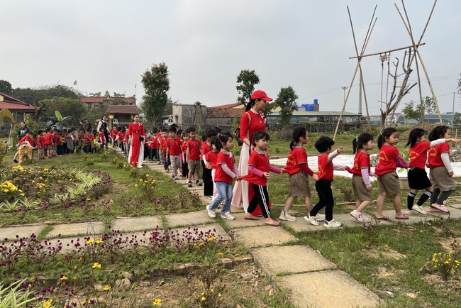 Chùa Đống Cao – Thanh Hóa: Giáo viên và học sinh trường mầm non xã Nga Văn sinh hoạt ngoại khóa.