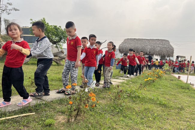 Chùa Đống Cao – Thanh Hóa: Giáo viên và học sinh trường mầm non xã Nga Văn sinh hoạt ngoại khóa.