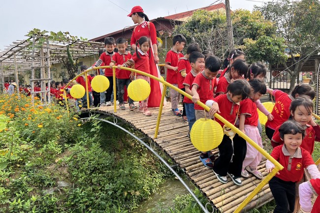 Chùa Đống Cao – Thanh Hóa: Giáo viên và học sinh trường mầm non xã Nga Văn sinh hoạt ngoại khóa.