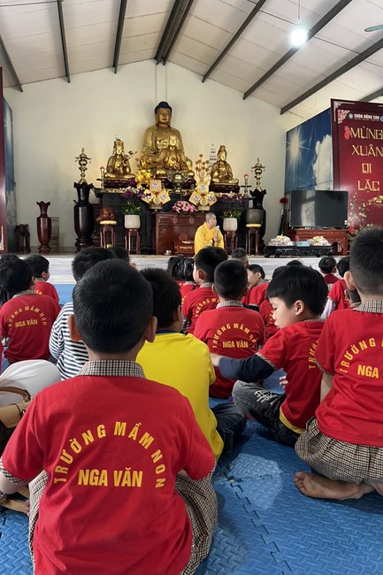 Chùa Đống Cao – Thanh Hóa: Giáo viên và học sinh trường mầm non xã Nga Văn sinh hoạt ngoại khóa.
