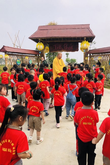 Chùa Đống Cao – Thanh Hóa: Giáo viên và học sinh trường mầm non xã Nga Văn sinh hoạt ngoại khóa.