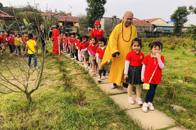 Chùa Đống Cao – Thanh Hóa: Giáo viên và học sinh trường mầm non xã Nga Văn sinh hoạt ngoại khóa.