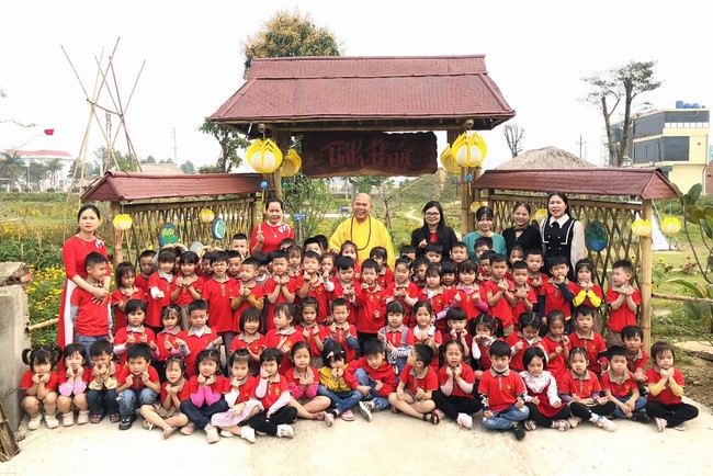 Chùa Đống Cao – Thanh Hóa: Giáo viên và học sinh trường mầm non xã Nga Văn sinh hoạt ngoại khóa.