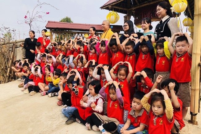 Chùa Đống Cao – Thanh Hóa: Giáo viên và học sinh trường mầm non xã Nga Văn sinh hoạt ngoại khóa.