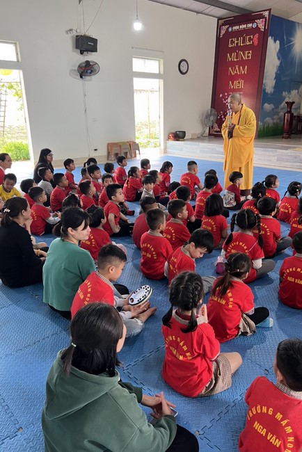 Chùa Đống Cao – Thanh Hóa: Giáo viên và học sinh trường mầm non xã Nga Văn sinh hoạt ngoại khóa.