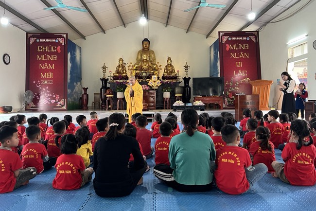 Chùa Đống Cao – Thanh Hóa: Giáo viên và học sinh trường mầm non xã Nga Văn sinh hoạt ngoại khóa.