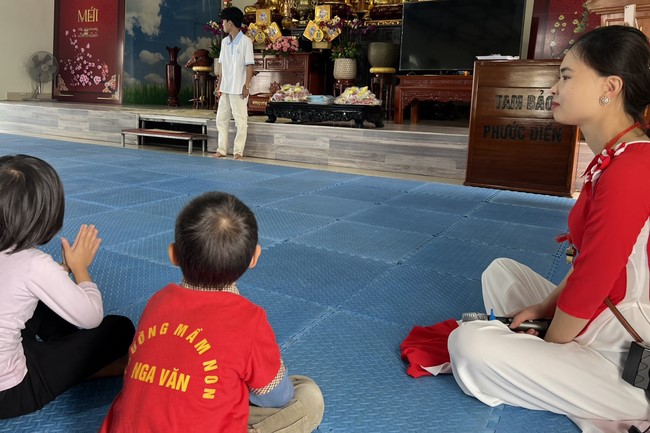 Chùa Đống Cao – Thanh Hóa: Giáo viên và học sinh trường mầm non xã Nga Văn sinh hoạt ngoại khóa.