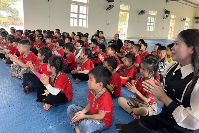 Chùa Đống Cao – Thanh Hóa: Giáo viên và học sinh trường mầm non xã Nga Văn sinh hoạt ngoại khóa.