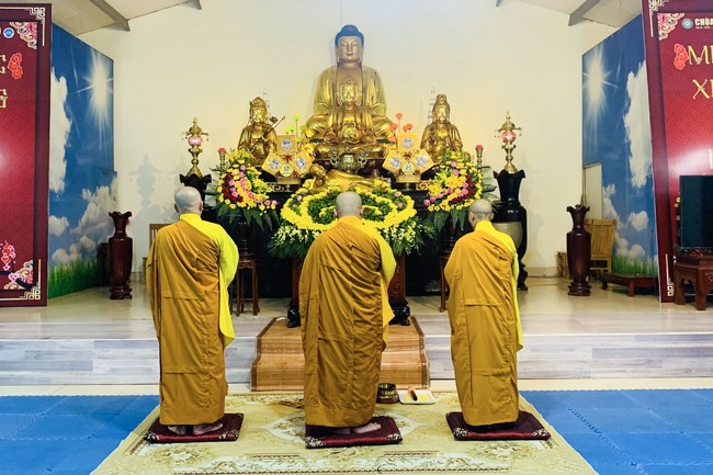 Charity on Shakyamuni Buddha commemoration entering Nirvana, and prostrating five hundred names at Dong Cao Pagoda