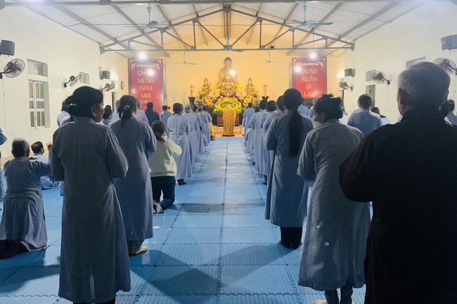 Charity on Shakyamuni Buddha commemoration entering Nirvana, and prostrating five hundred names at Dong Cao Pagoda