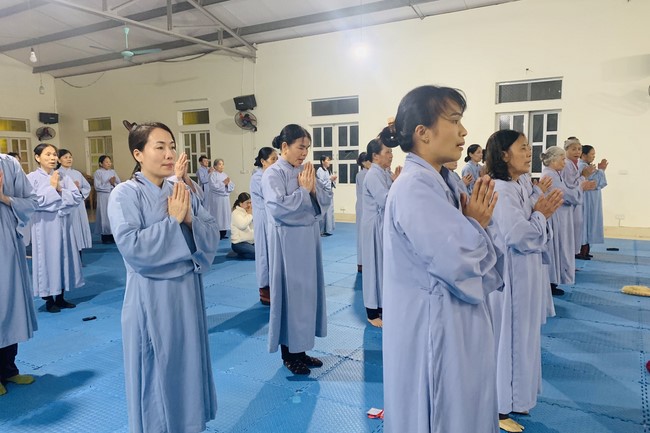 Charity on Shakyamuni Buddha commemoration entering Nirvana, and prostrating five hundred names at Dong Cao Pagoda