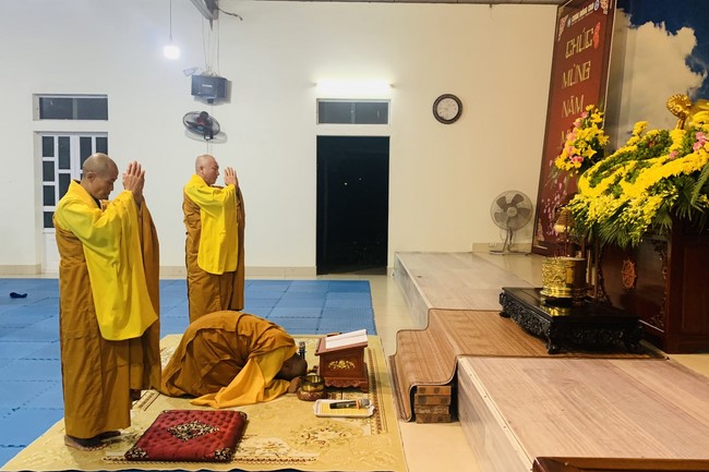 Charity on Shakyamuni Buddha commemoration entering Nirvana, and prostrating five hundred names at Dong Cao Pagoda