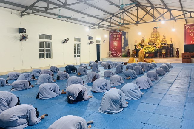 Charity on Shakyamuni Buddha commemoration entering Nirvana, and prostrating five hundred names at Dong Cao Pagoda