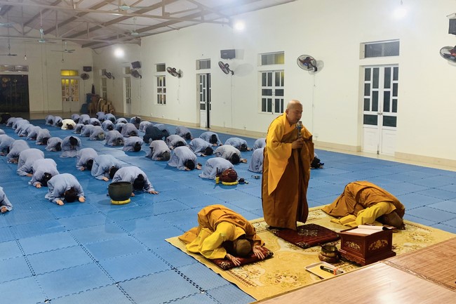 Charity on Shakyamuni Buddha commemoration entering Nirvana, and prostrating five hundred names at Dong Cao Pagoda