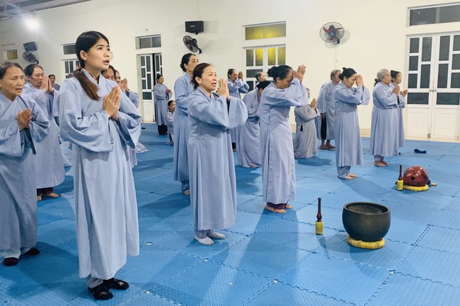 Charity on Shakyamuni Buddha commemoration entering Nirvana, and prostrating five hundred names at Dong Cao Pagoda