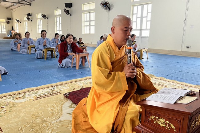 Charity on Shakyamuni Buddha commemoration entering Nirvana, and prostrating five hundred names at Dong Cao Pagoda