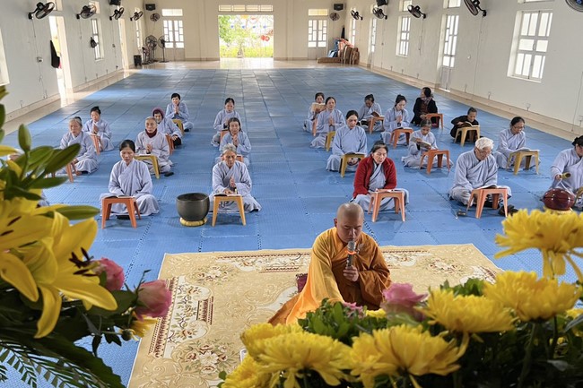 Charity on Shakyamuni Buddha commemoration entering Nirvana, and prostrating five hundred names at Dong Cao Pagoda