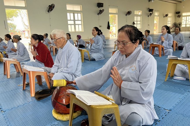 Charity on Shakyamuni Buddha commemoration entering Nirvana, and prostrating five hundred names at Dong Cao Pagoda