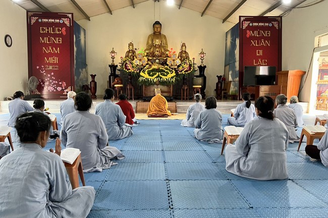 Charity on Shakyamuni Buddha commemoration entering Nirvana, and prostrating five hundred names at Dong Cao Pagoda