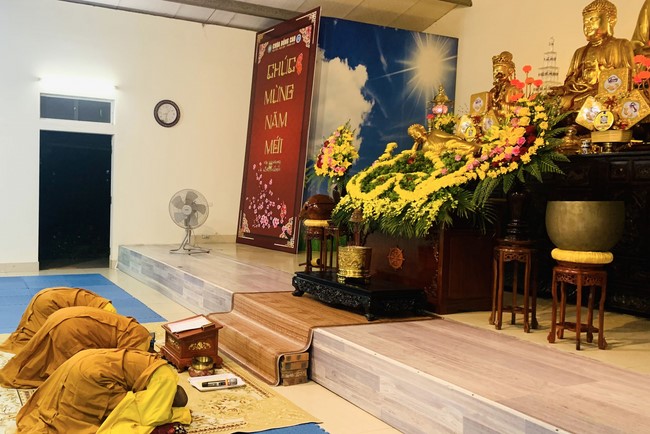 Charity on Shakyamuni Buddha commemoration entering Nirvana, and prostrating five hundred names at Dong Cao Pagoda