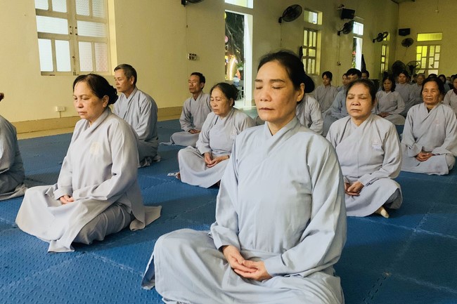 Charity on Shakyamuni Buddha commemoration entering Nirvana, and prostrating five hundred names at Dong Cao Pagoda