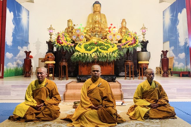 Charity on Shakyamuni Buddha commemoration entering Nirvana, and prostrating five hundred names at Dong Cao Pagoda