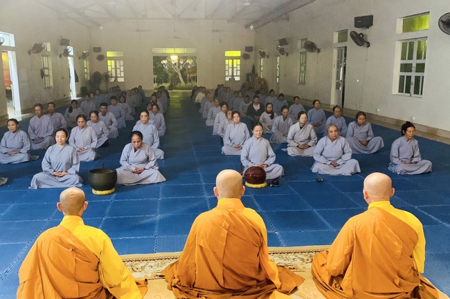 Charity on Shakyamuni Buddha commemoration entering Nirvana, and prostrating five hundred names at Dong Cao Pagoda