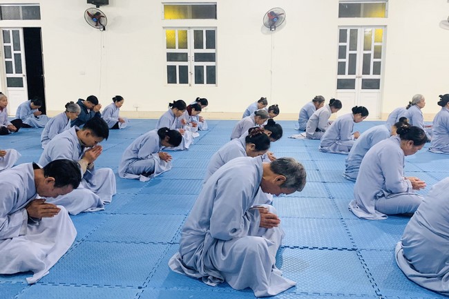Charity on Shakyamuni Buddha commemoration entering Nirvana, and prostrating five hundred names at Dong Cao Pagoda