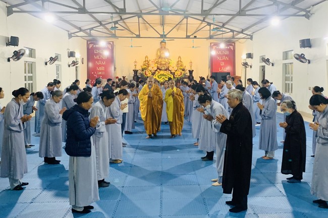 Charity on Shakyamuni Buddha commemoration entering Nirvana, and prostrating five hundred names at Dong Cao Pagoda