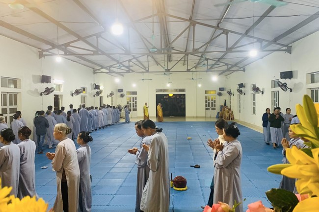 Charity on Shakyamuni Buddha commemoration entering Nirvana, and prostrating five hundred names at Dong Cao Pagoda