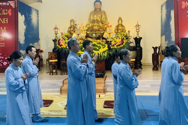 Charity on Shakyamuni Buddha commemoration entering Nirvana, and prostrating five hundred names at Dong Cao Pagoda