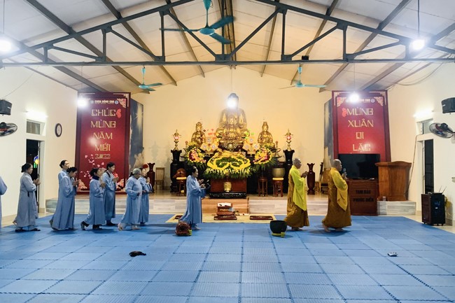 Charity on Shakyamuni Buddha commemoration entering Nirvana, and prostrating five hundred names at Dong Cao Pagoda