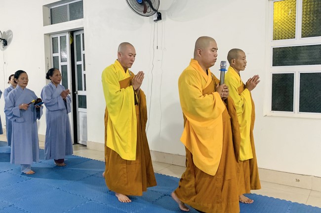 Charity on Shakyamuni Buddha commemoration entering Nirvana, and prostrating five hundred names at Dong Cao Pagoda