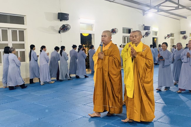 Charity on Shakyamuni Buddha commemoration entering Nirvana, and prostrating five hundred names at Dong Cao Pagoda