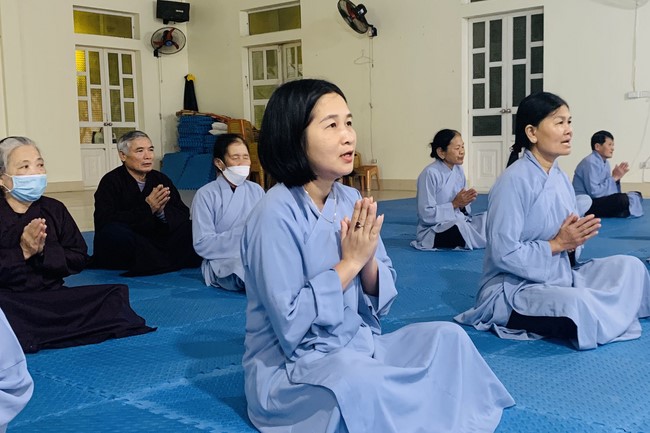 Charity on Shakyamuni Buddha commemoration entering Nirvana, and prostrating five hundred names at Dong Cao Pagoda