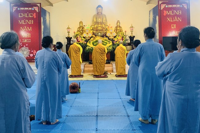 Charity on Shakyamuni Buddha commemoration entering Nirvana, and prostrating five hundred names at Dong Cao Pagoda