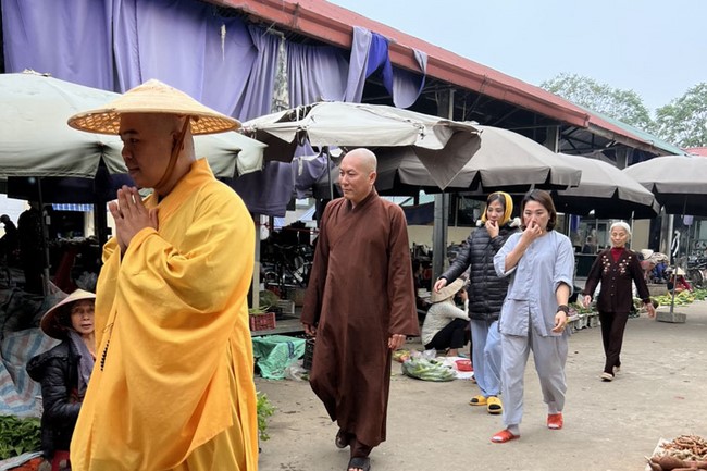 Charity on Shakyamuni Buddha commemoration entering Nirvana, and prostrating five hundred names at Dong Cao Pagoda