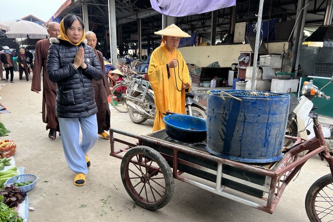 Charity on Shakyamuni Buddha commemoration entering Nirvana, and prostrating five hundred names at Dong Cao Pagoda
