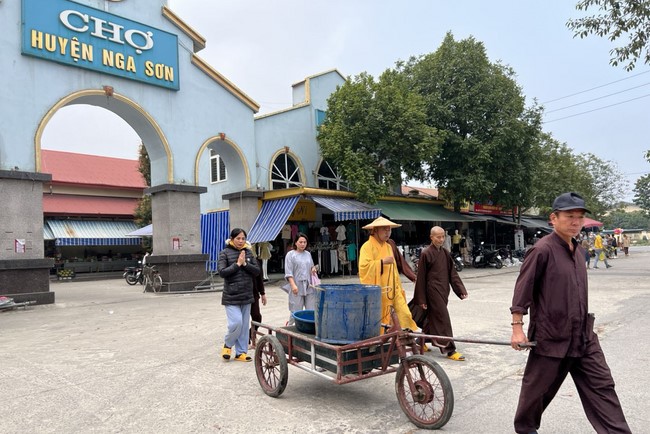 Charity on Shakyamuni Buddha commemoration entering Nirvana, and prostrating five hundred names at Dong Cao Pagoda
