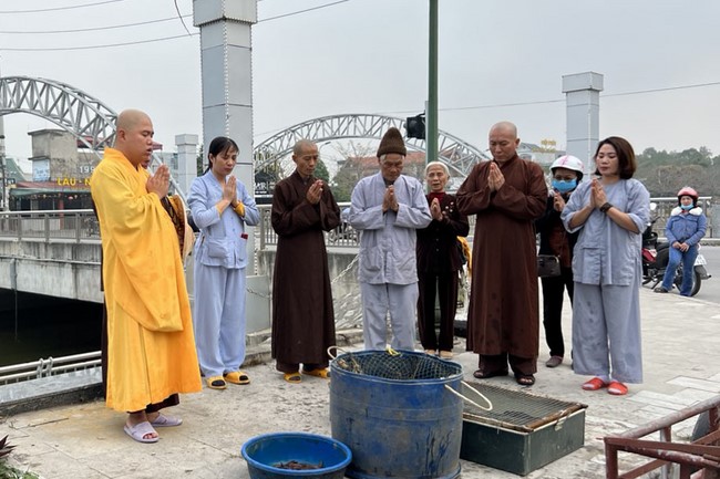 Charity on Shakyamuni Buddha commemoration entering Nirvana, and prostrating five hundred names at Dong Cao Pagoda