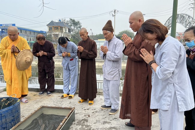 Charity on Shakyamuni Buddha commemoration entering Nirvana, and prostrating five hundred names at Dong Cao Pagoda