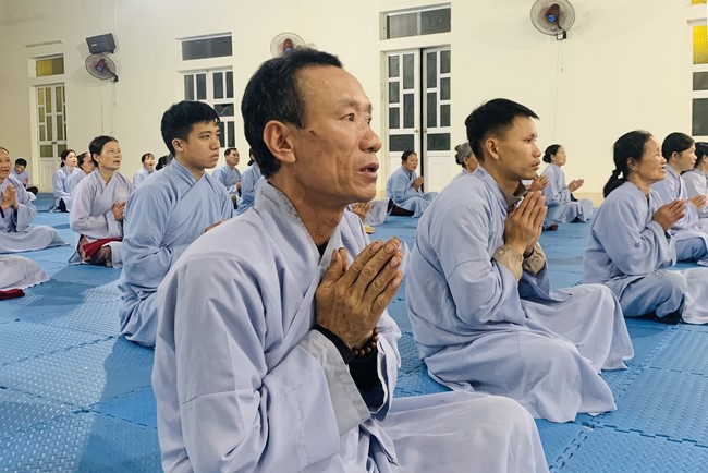 Charity on Shakyamuni Buddha commemoration entering Nirvana, and prostrating five hundred names at Dong Cao Pagoda