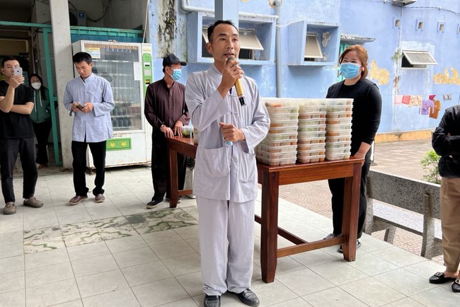 Charity on Shakyamuni Buddha commemoration entering Nirvana, and prostrating five hundred names at Dong Cao Pagoda