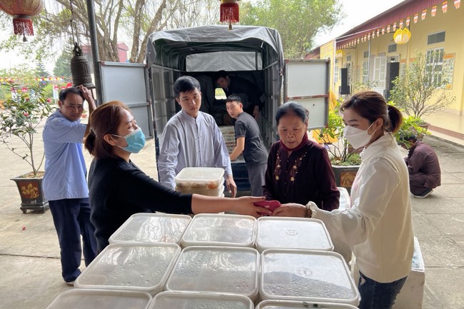Charity on Shakyamuni Buddha commemoration entering Nirvana, and prostrating five hundred names at Dong Cao Pagoda