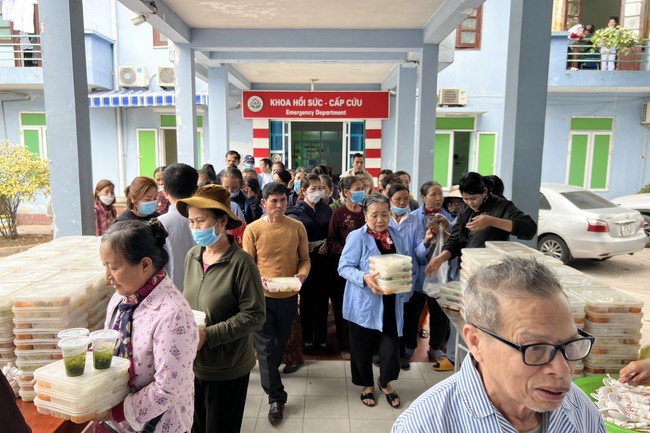 Charity on Shakyamuni Buddha commemoration entering Nirvana, and prostrating five hundred names at Dong Cao Pagoda