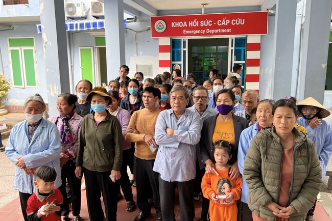 Charity on Shakyamuni Buddha commemoration entering Nirvana, and prostrating five hundred names at Dong Cao Pagoda