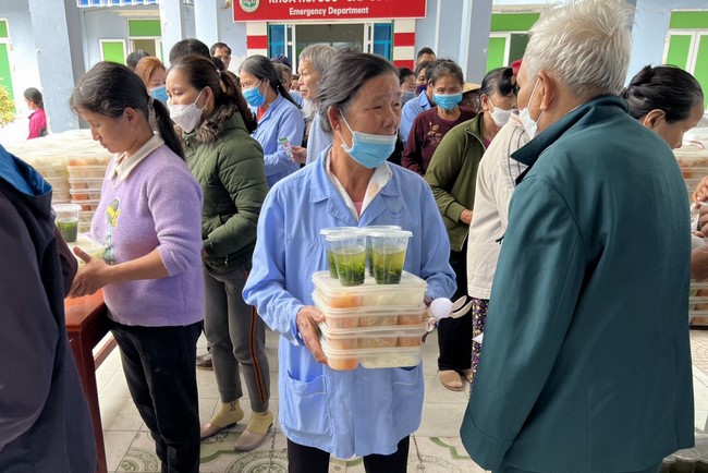 Charity on Shakyamuni Buddha commemoration entering Nirvana, and prostrating five hundred names at Dong Cao Pagoda