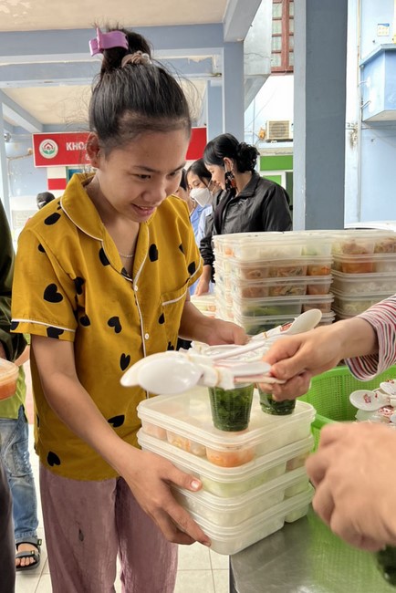 Charity on Shakyamuni Buddha commemoration entering Nirvana, and prostrating five hundred names at Dong Cao Pagoda