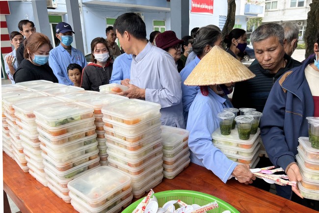 Charity on Shakyamuni Buddha commemoration entering Nirvana, and prostrating five hundred names at Dong Cao Pagoda