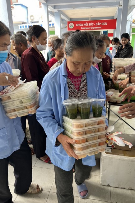 Charity on Shakyamuni Buddha commemoration entering Nirvana, and prostrating five hundred names at Dong Cao Pagoda